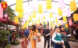 Người dân Thủ đô thích thú nghe hát quan họ tại Văn Miếu - Quốc Tử Giám
